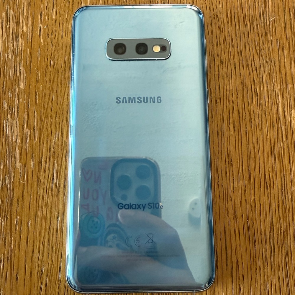 Samsung Galaxy S10e  - Light Blue